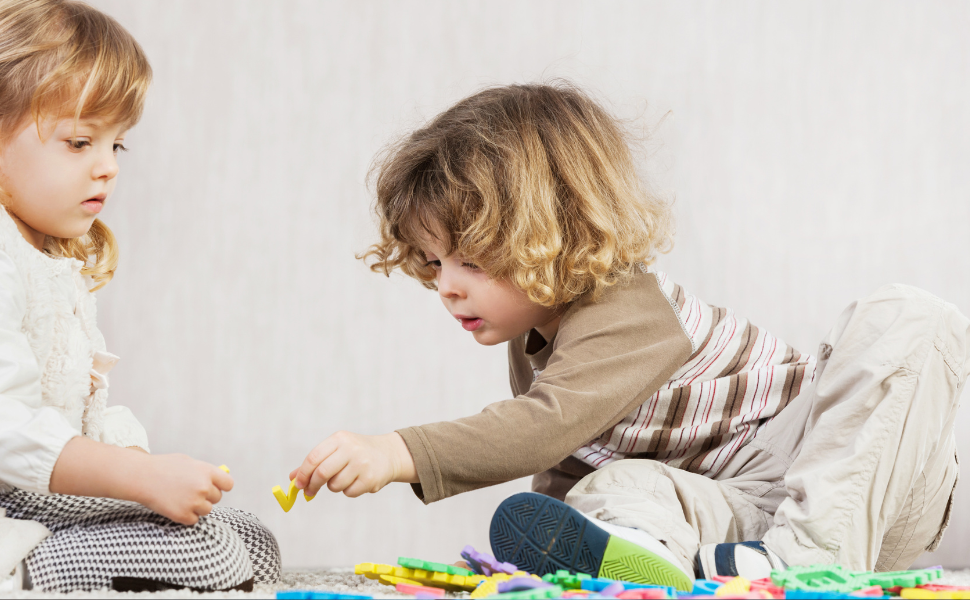 Zabawa i nauka: Jak drewniane puzzle wspierają rozwój dzieci w każdym wieku